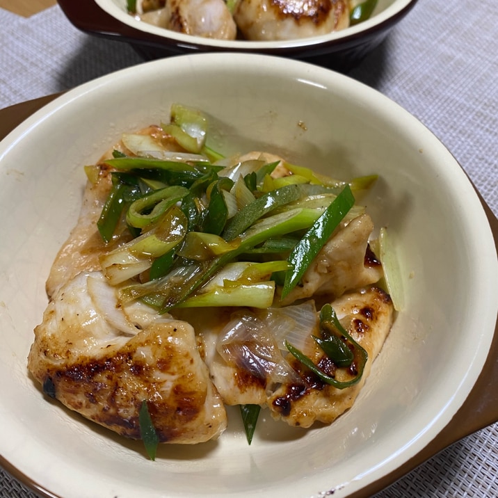 味付けは塩麹だけ!簡単鶏むね肉のねぎ塩麹炒め